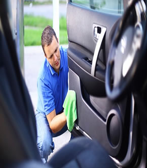 Limpieza de puertas de autos en guayaquil