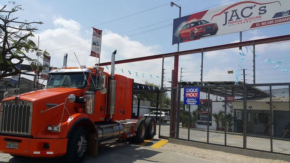 Lavado de camiones en Ecuador