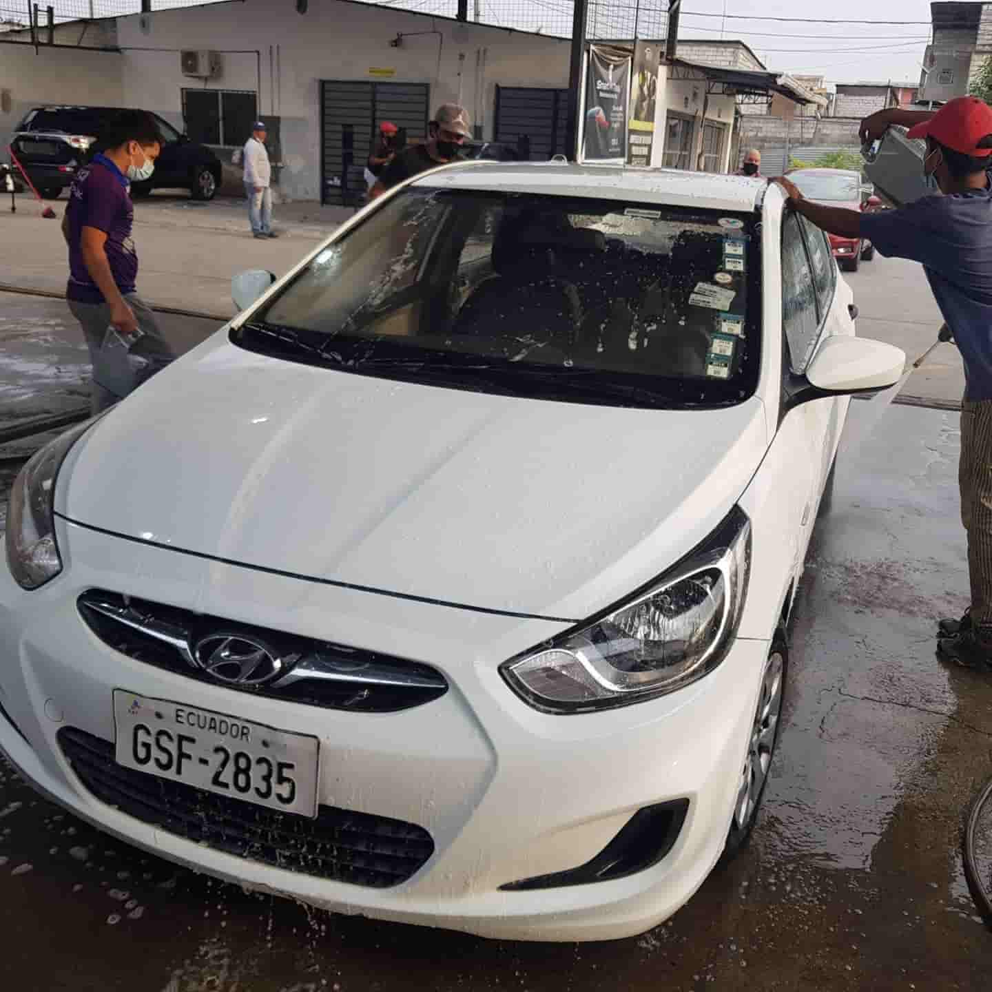 Lavado completo de autos hyundai Ecuador