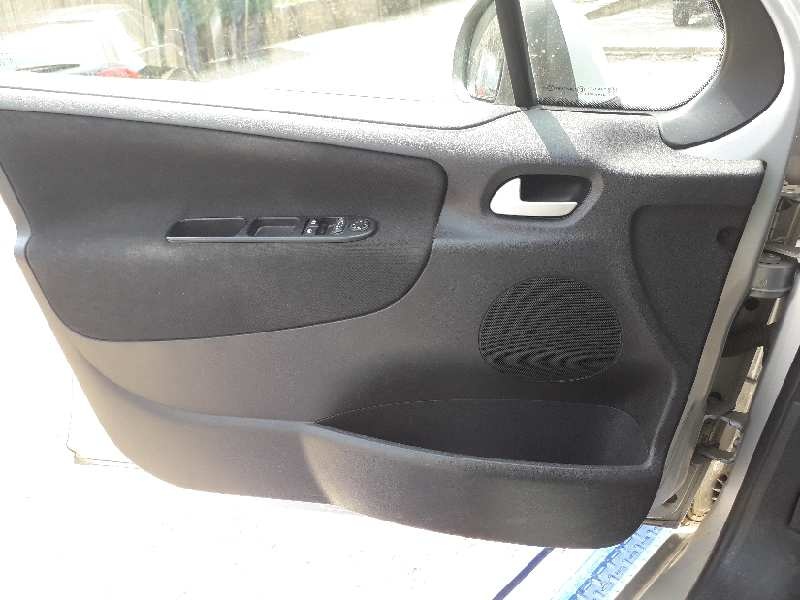 Limpieza de puertas de autos de camionetas