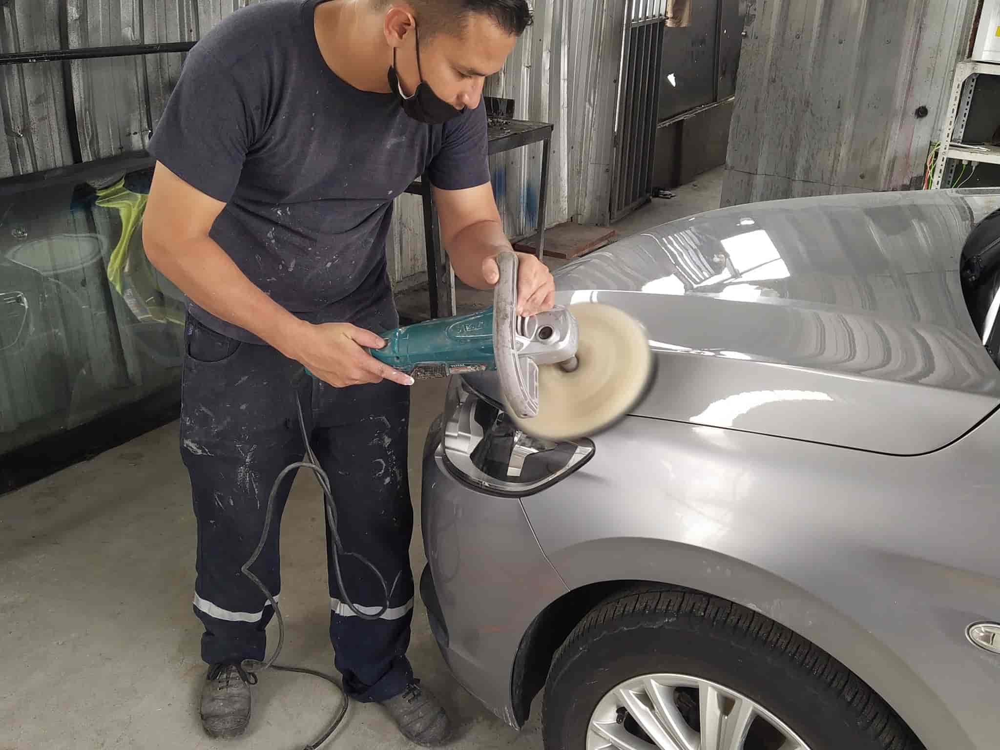 Pulida tipo espejo de autos pequenos en Guayaquil