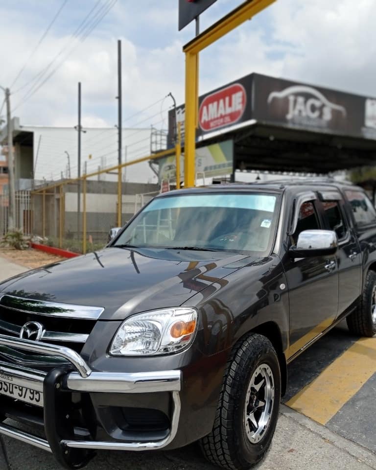 Pulida tipo espejo de camioneta mazda en Guayaquil