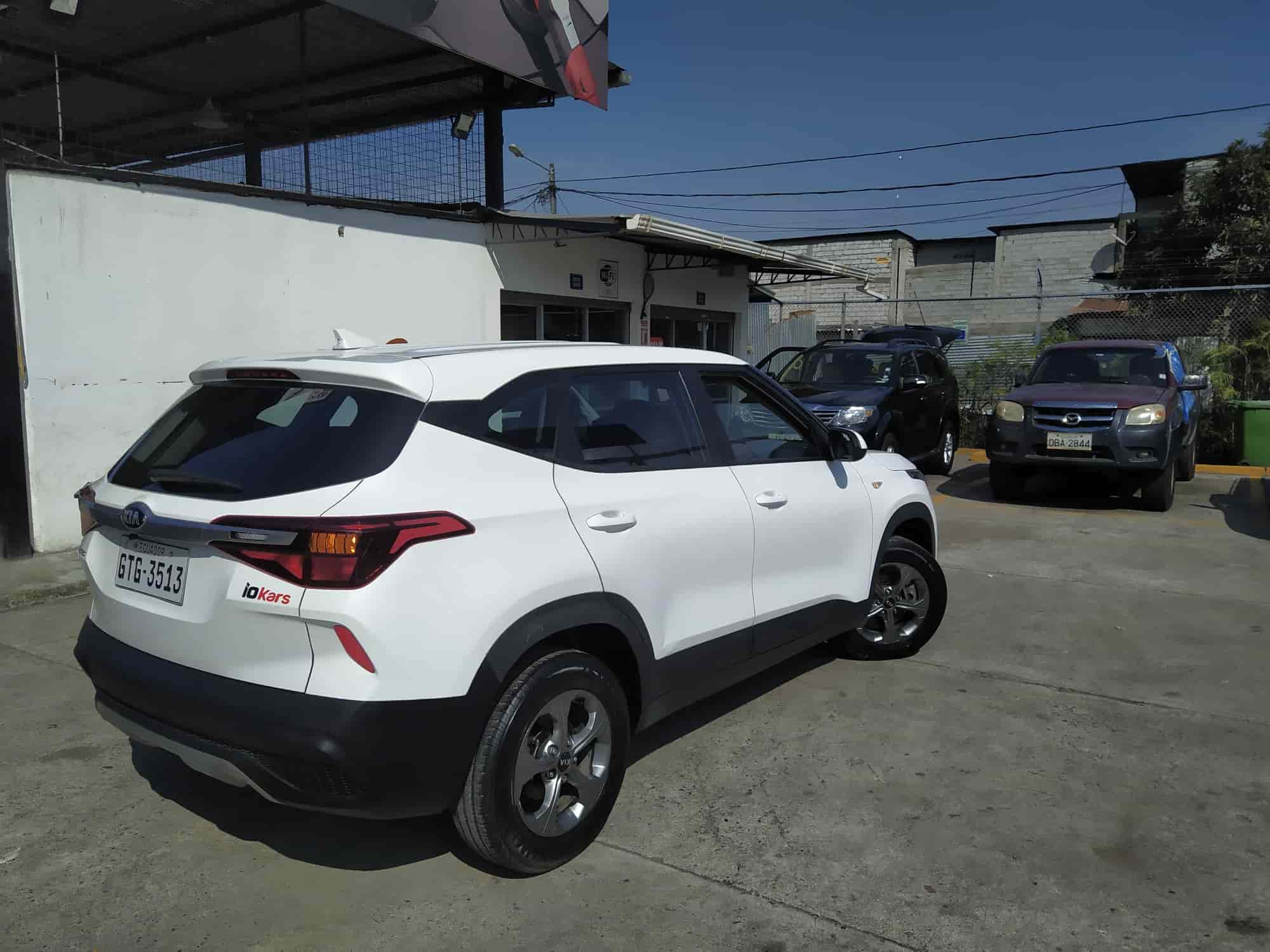 Taller de pintura automotriz en guayaquil para auto SUV color blanco