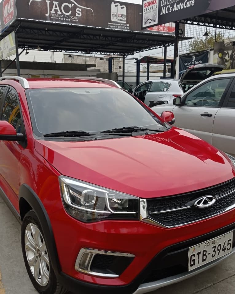 Taller de pintura automotriz en Guayaquil para auto SUV color rojo