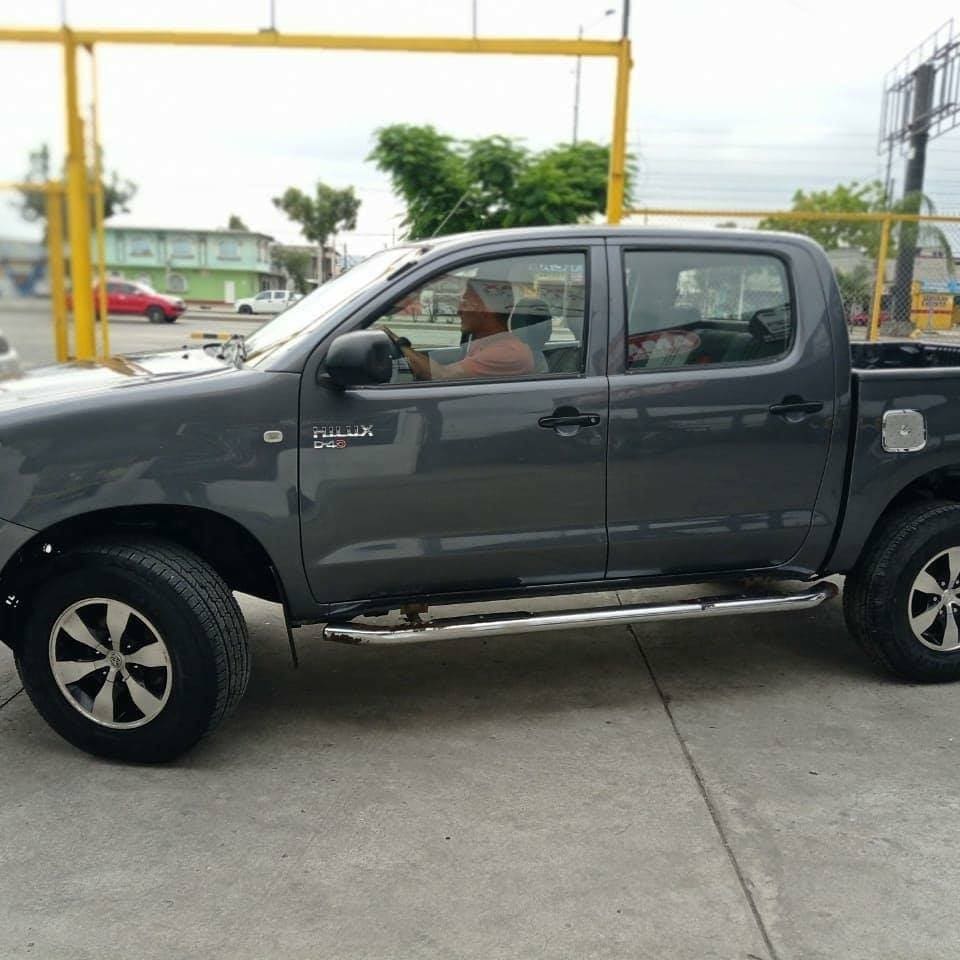 Pintura automotriz para doble cabina Toyota Hilux en Guayaquil