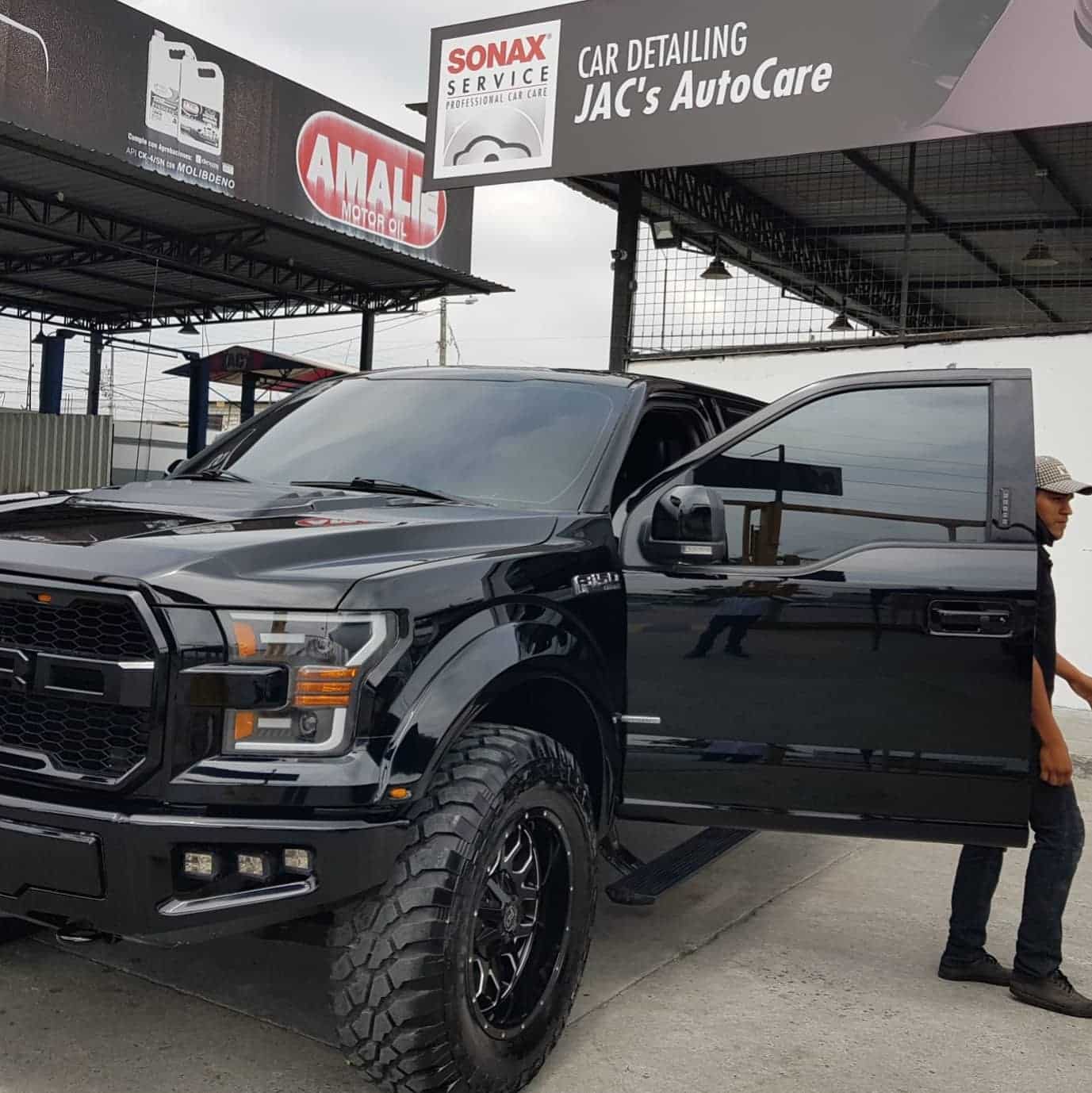 Taller de pintura automotriz para camioneta ford f150 en Guayaquil