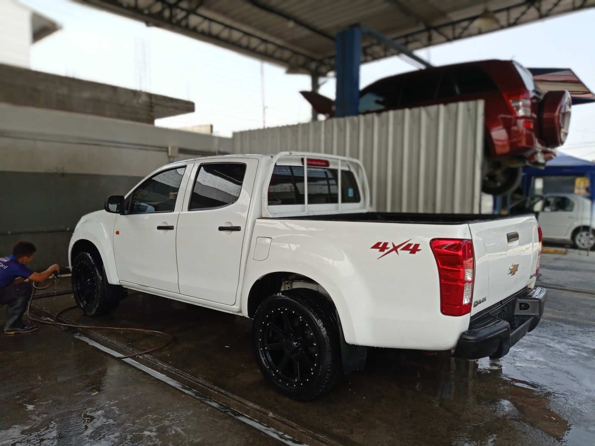 Taller de pintura automotriz para doble cabina blanca en Guayaquil 