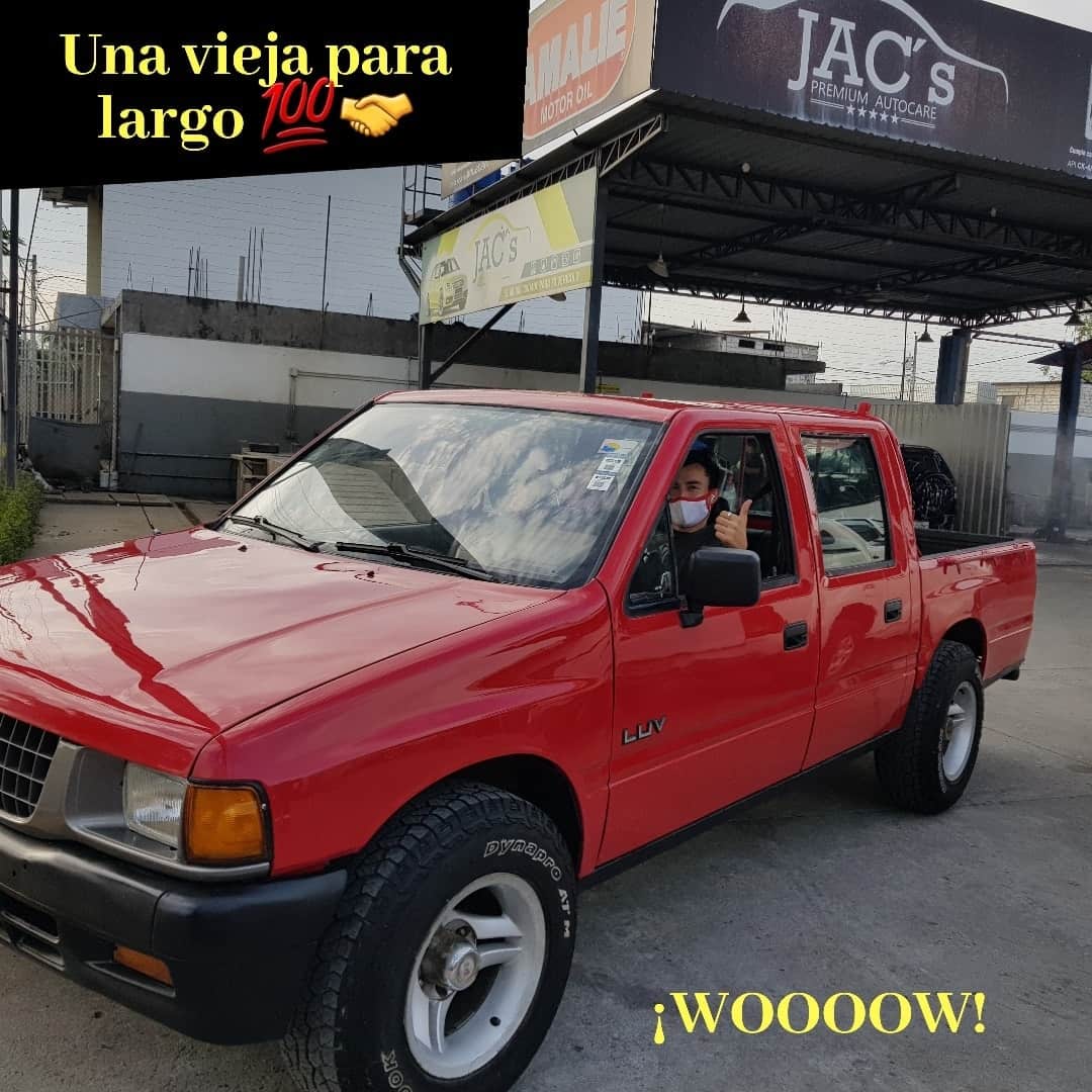 Taller de pintura automotriz para doble cabina chevrolet color rojo en Guayaquil