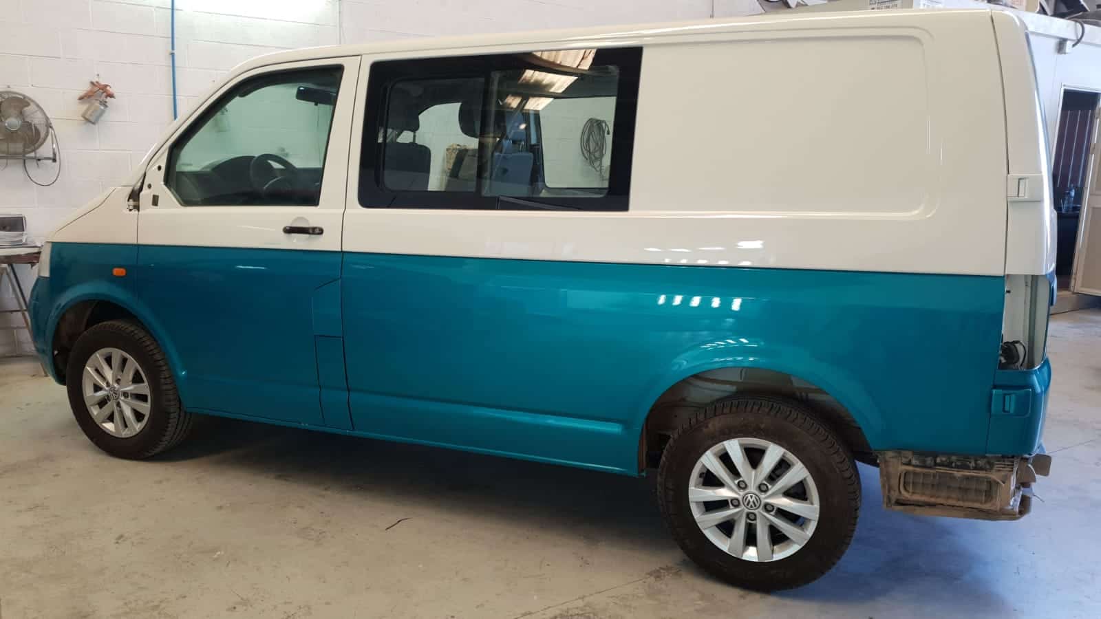 Taller automotriz en Guayaquil para furgonetas de 2 colore