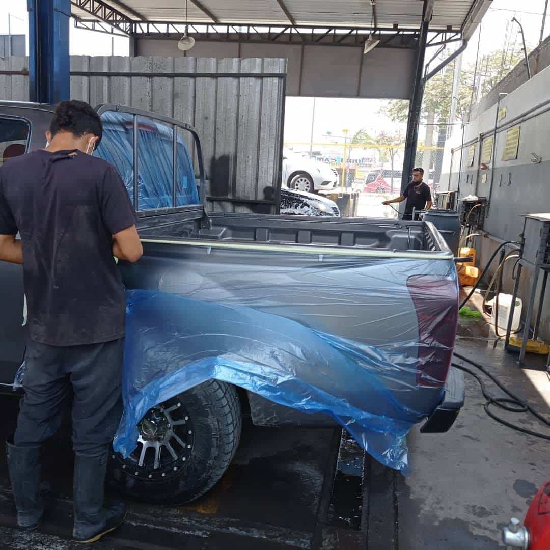 Taller para poner batepiedra poliuretano para baldes