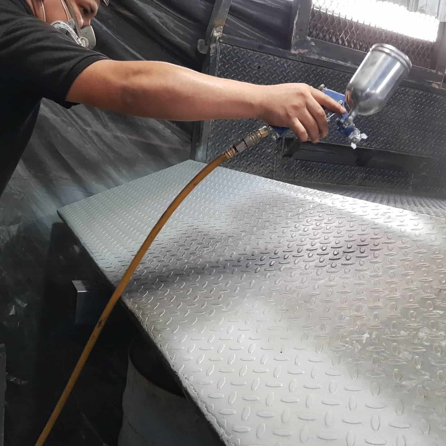 Instalacion de recubrimiento poliuretano para camiones