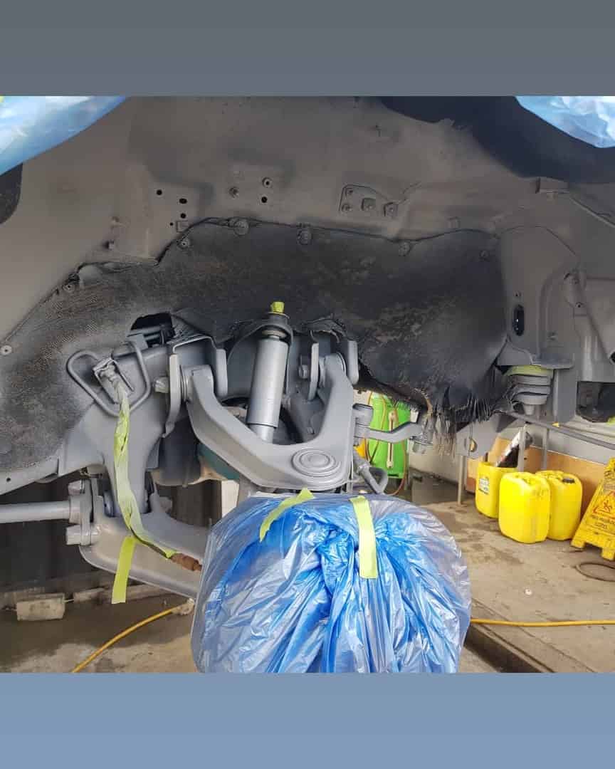 Colocacion de bate piedra para autos en chasis en Guayaquil