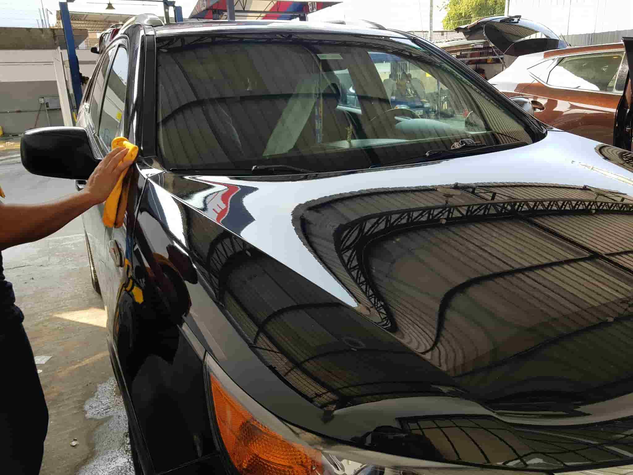 Taller de pintura automotriz en Guayaquil para super SUV Chevrolet color negro