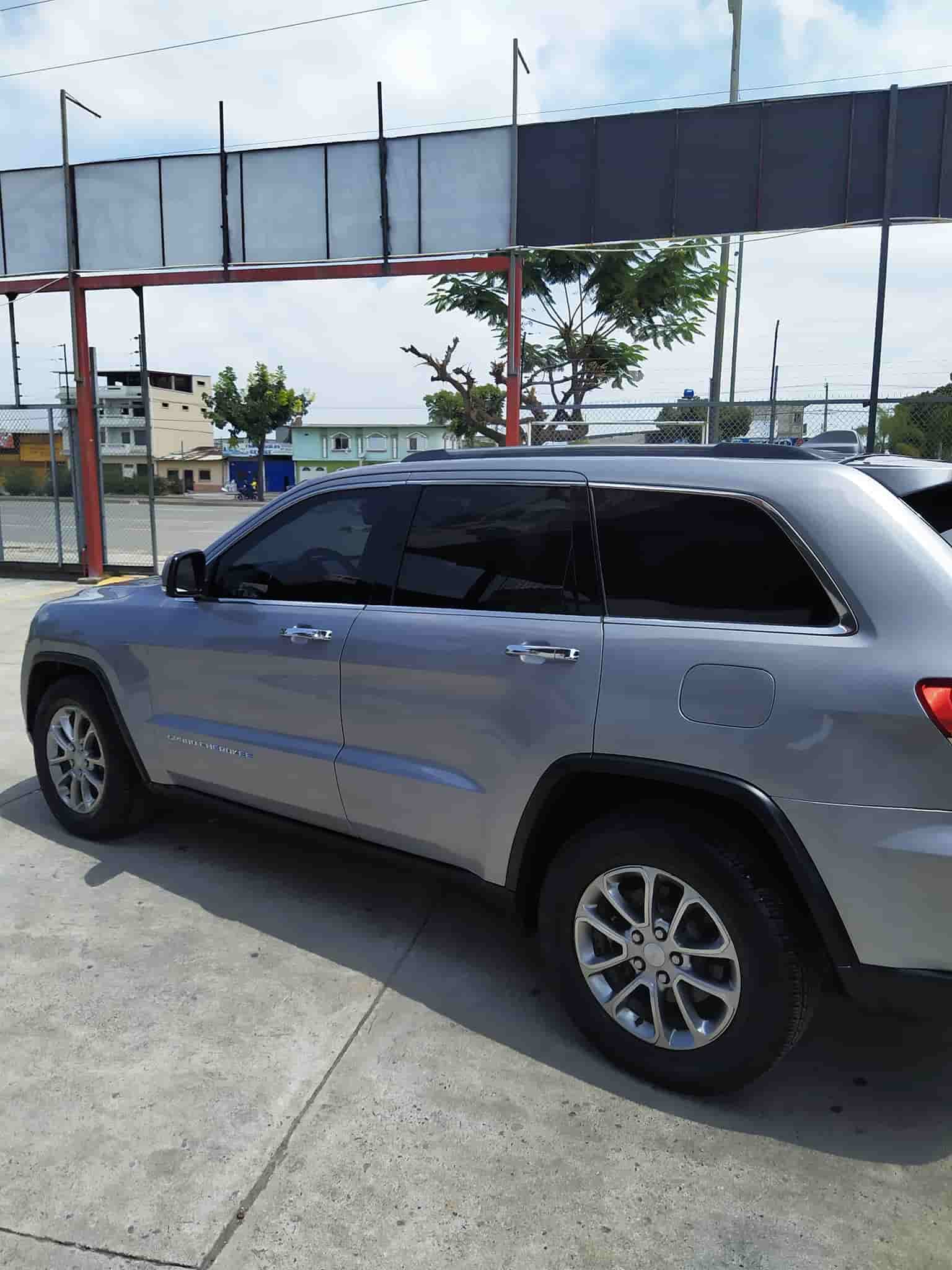 Taller de pintura automotriz en Guayaquil para Super SUV Jeep Gris