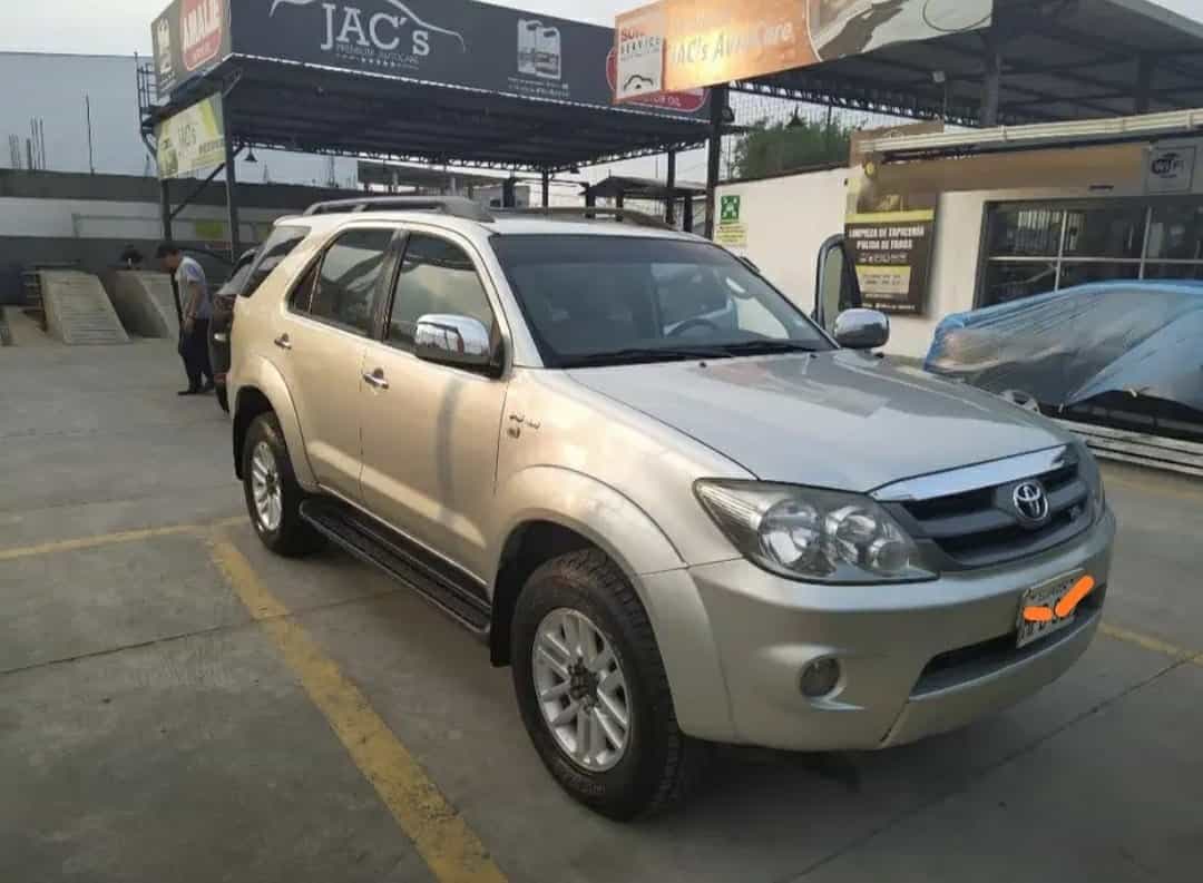 Taller de Pintura Automotriz en Guayaquil para super SUV Toyota Fortuner cafe