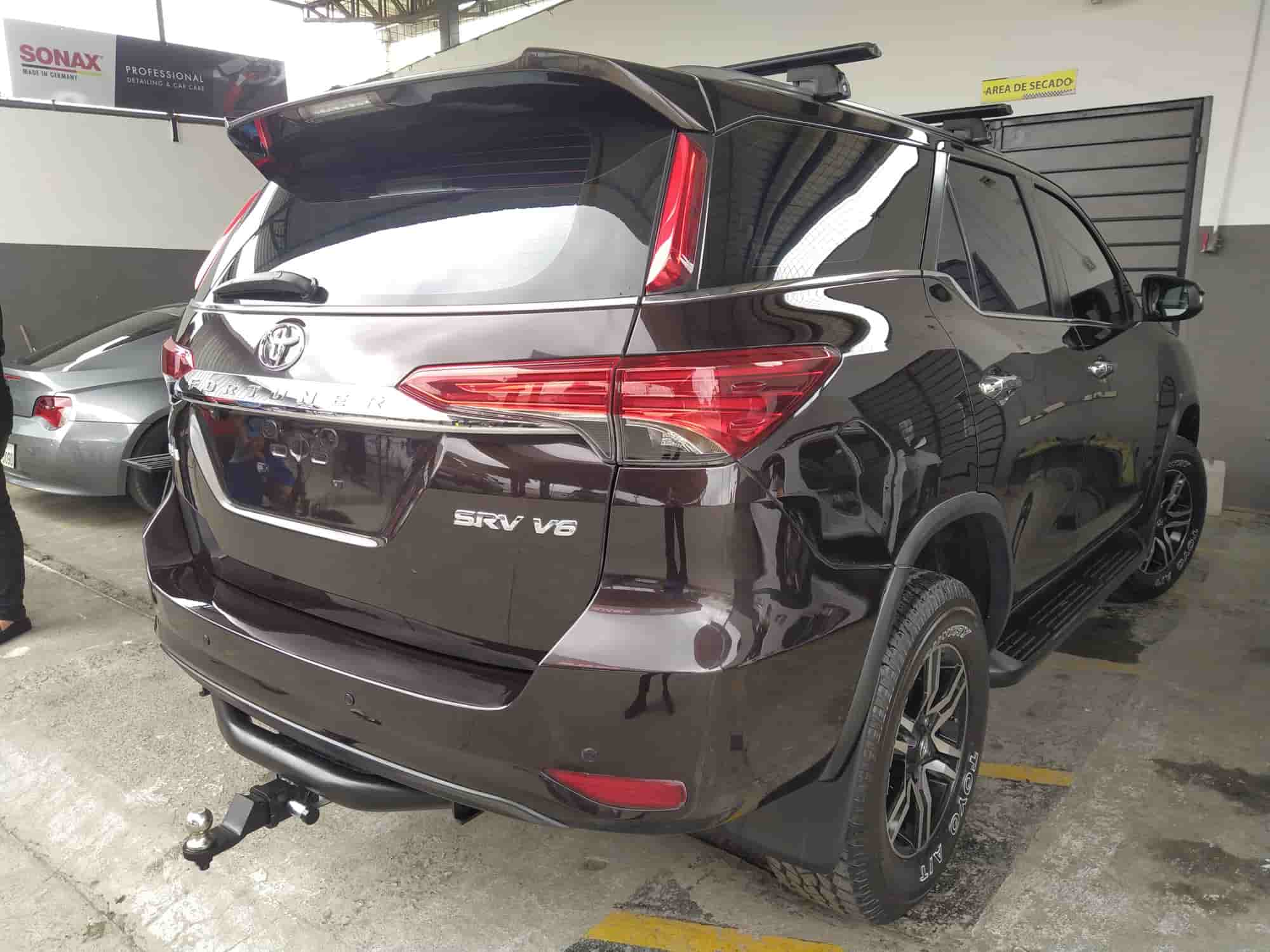 Taller de pintura automotriz en Guayaquil para super suv Toyota Fortuner